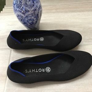 Black Rothy’s round-toe flats